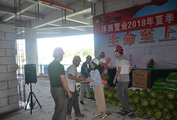发放防暑降温品7.25.png