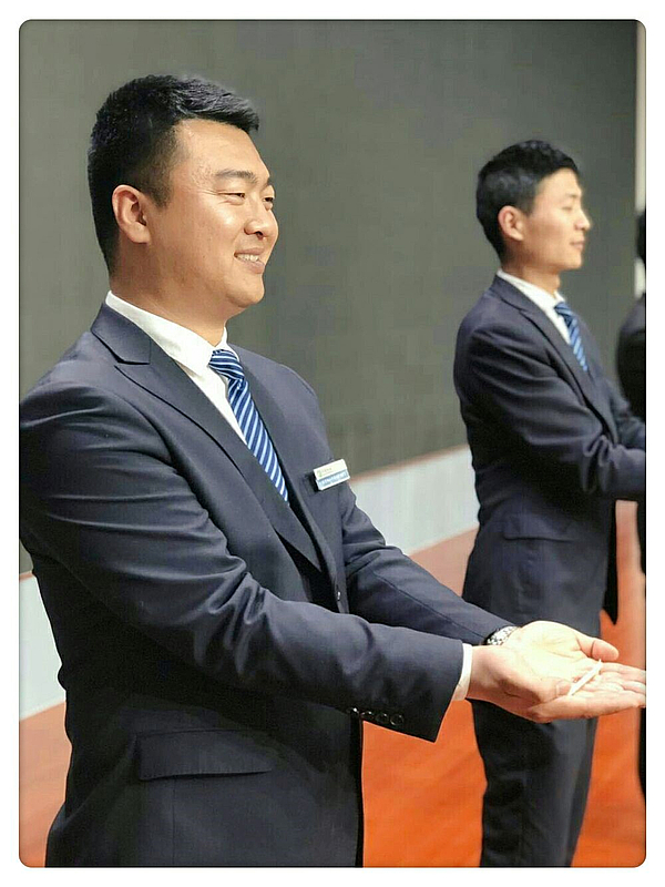 递东西.jpg 递东西.jpg