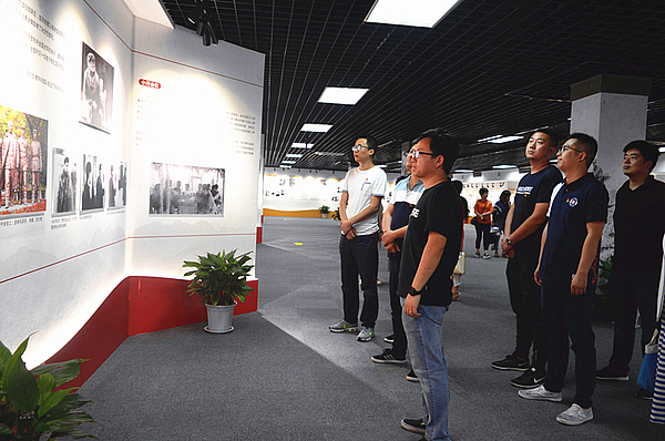 参观现场_副本.jpg 参观现场_副本.jpg